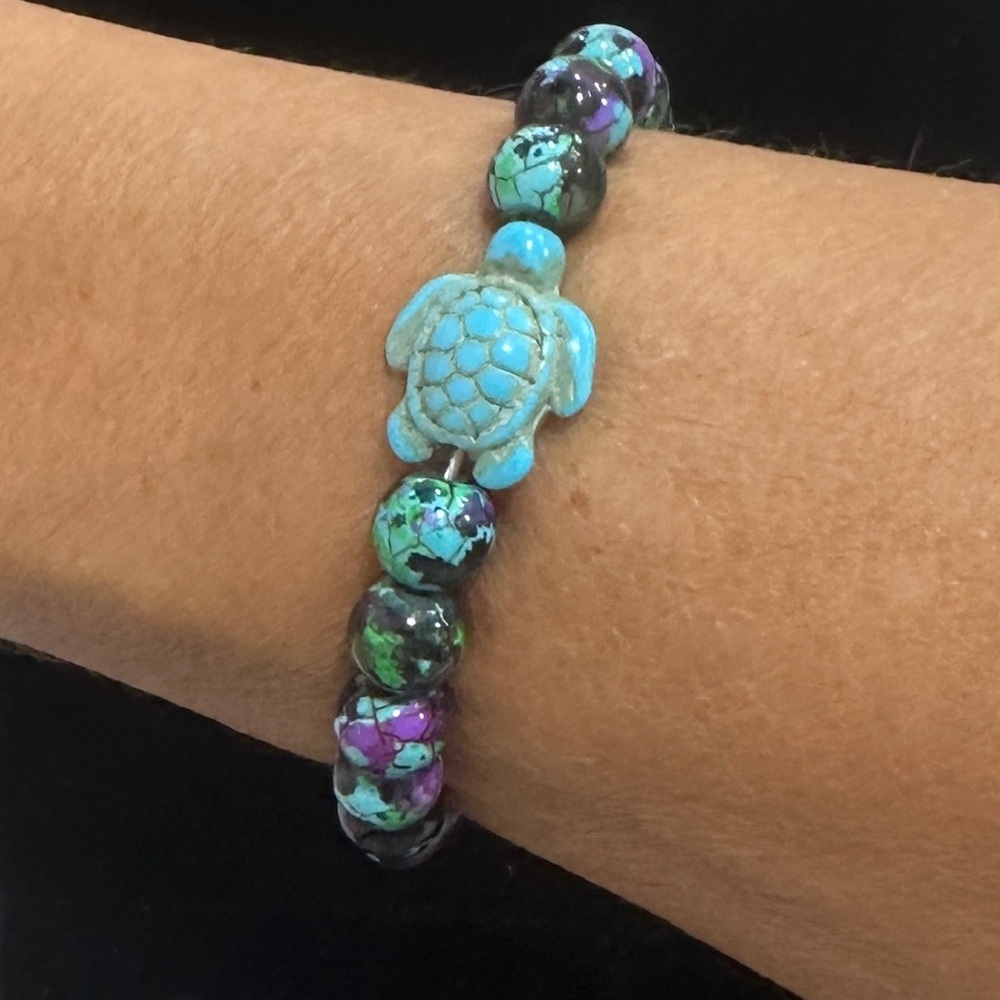Turtle stretchy bracelet- New! Great gift. Comes in little black see thru bag